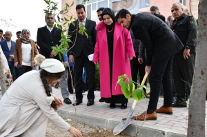 جامعة كركوك تنظم حملة تشجير لحدائق كلية الهندسة