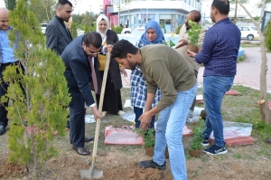 كلية العلوم تنظم حملة تشجير لحدائقها واروقتها